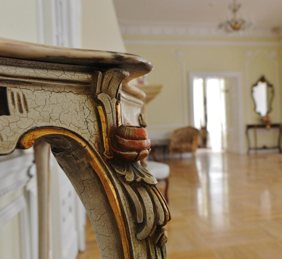 Palac Kobylin Экстерьер фото