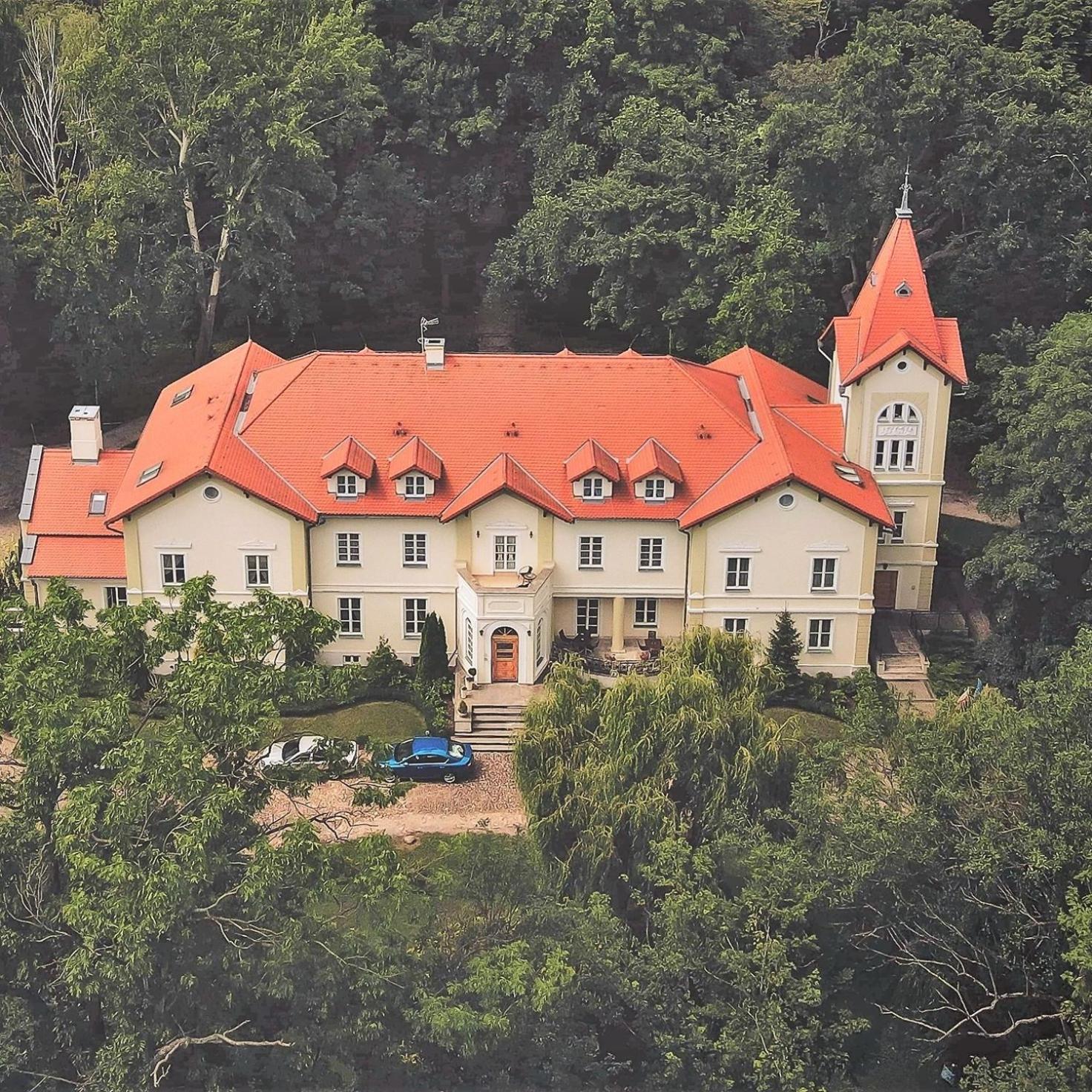 Palac Kobylin Экстерьер фото