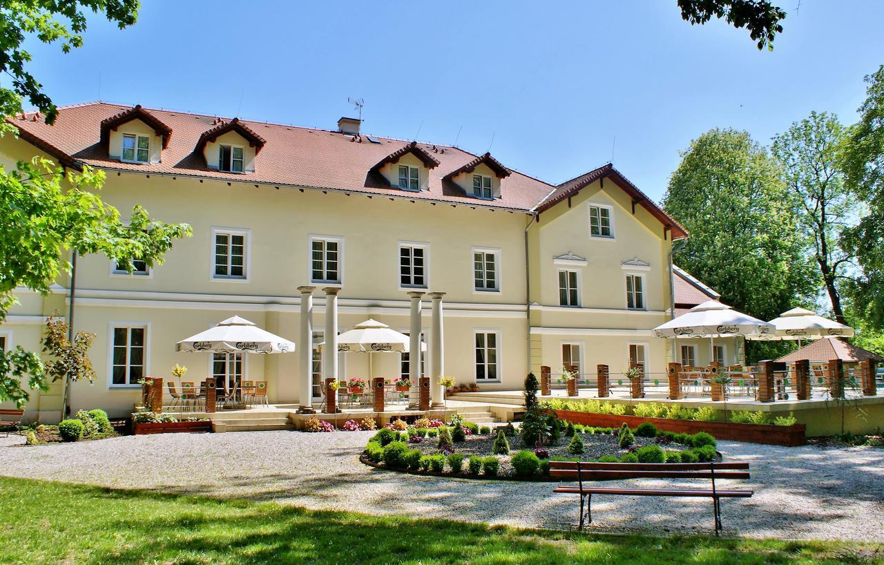 Palac Kobylin Экстерьер фото